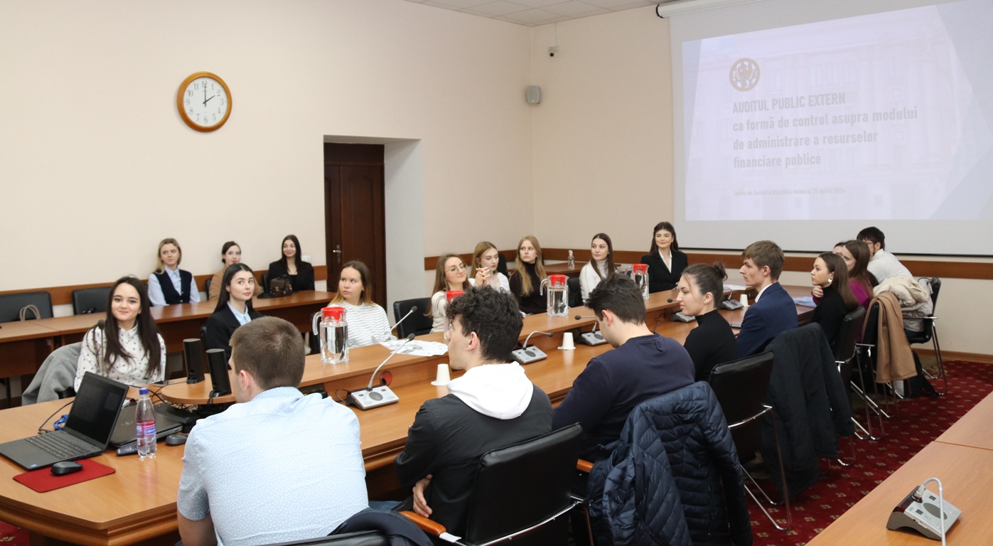 Studenții Facultății de Drept a Universității de Stat din Moldova, membri ai Cercului Științific Studențesc ”ResPublica”, sub conducerea Doinei Cuciurca, lector universitar, coordonatorul cercului studențesc, au efectuat o vizită de studiu la Curtea de Conturi a Republicii Moldova (CCRM) la data de 23 aprilie.