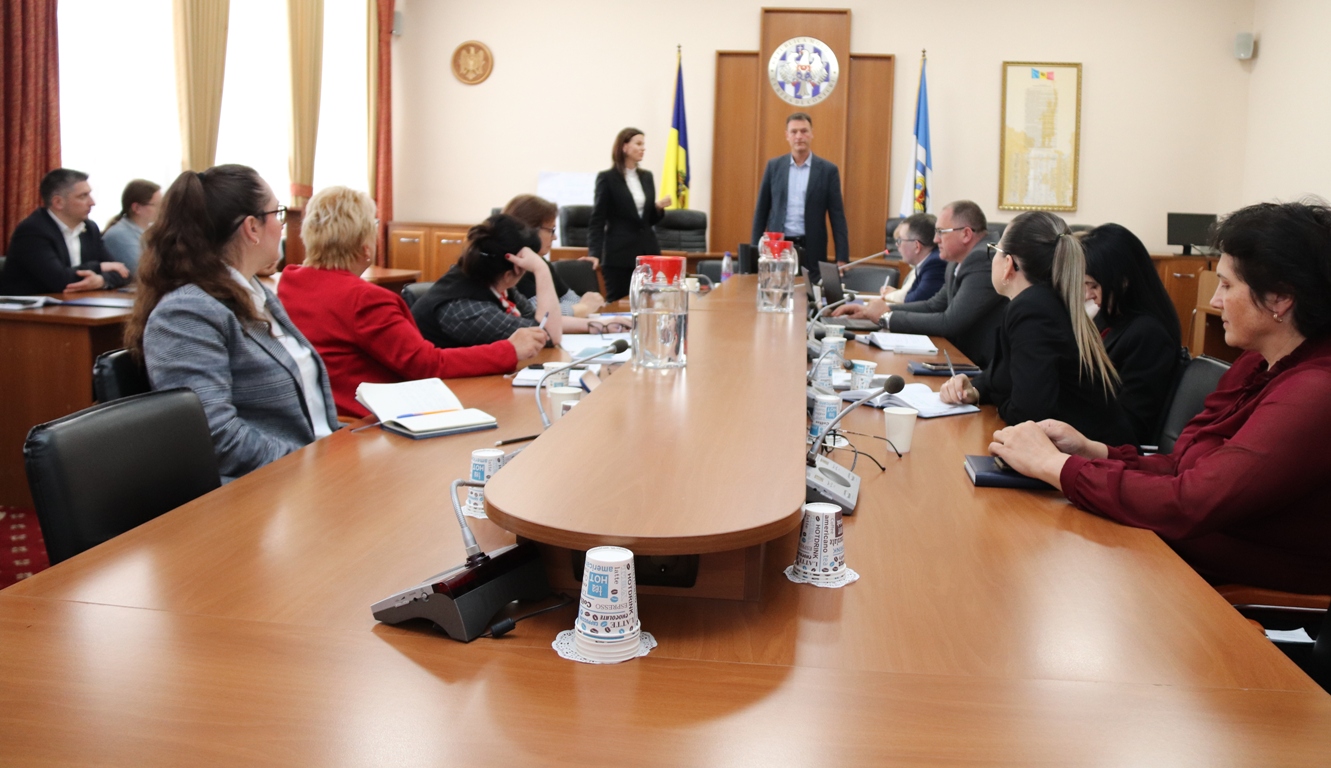 Conducerea și angajații Curții de Conturi a Republicii Moldova (CCRM), implicați în efectuarea auditurilor financiare, au participat, la data de 15 mai, la un atelier de lucru privind a bunele practici europene de implementare a standardelor internaționale de contabilitate în sectorul public IPSAS (International Public Sector Accounting Standards).